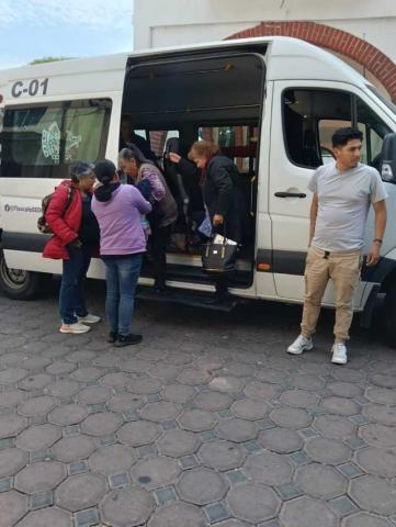 Personas de la tercera edad de Texoloc asisten al museo de la Memoria