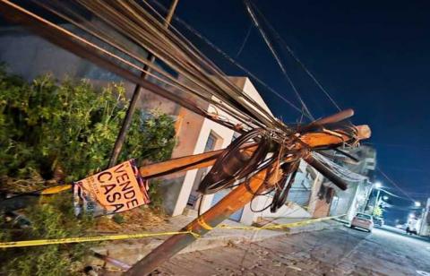 Camioneta se impacta contra poste dejando sin luz en la colonia El Alto imagen 2