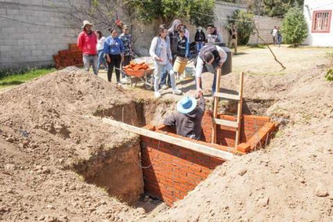 Supervisa Alfonso Sánchez García instalación de biodigestores en San Sebastián Atlahapa imagen 3