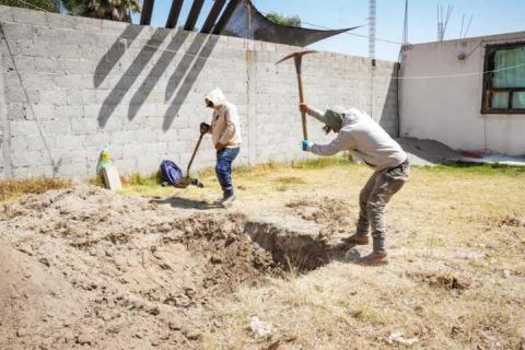 Supervisa Alfonso Sánchez García instalación de biodigestores en San Sebastián Atlahapa imagen 1