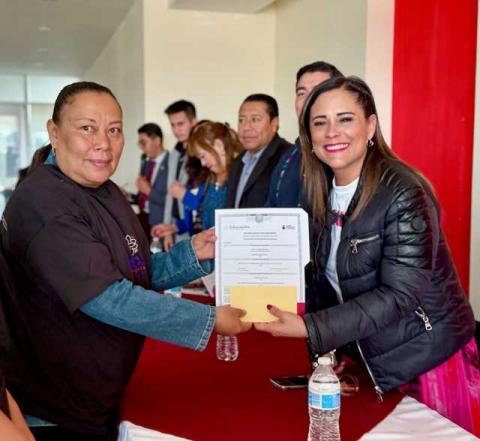 Educación transforma vidas en Amaxac; adultos y jóvenes reciben certificados de primaria y secundaria imagen 2