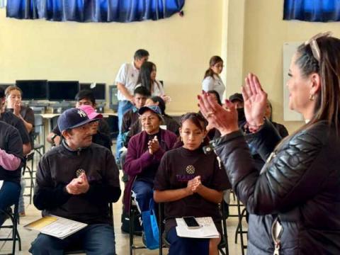 Educación transforma vidas en Amaxac; adultos y jóvenes reciben certificados de primaria y secundaria imagen 3