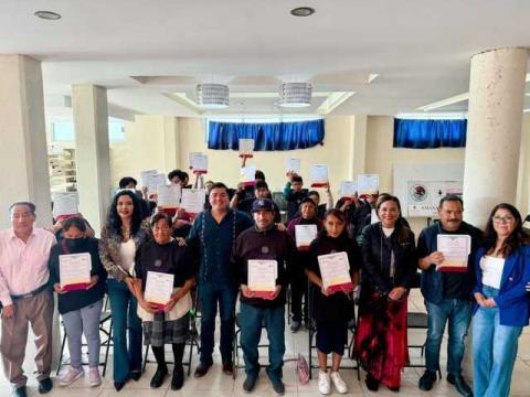 Educación transforma vidas en Amaxac; adultos y jóvenes reciben certificados de primaria y secundaria imagen 6