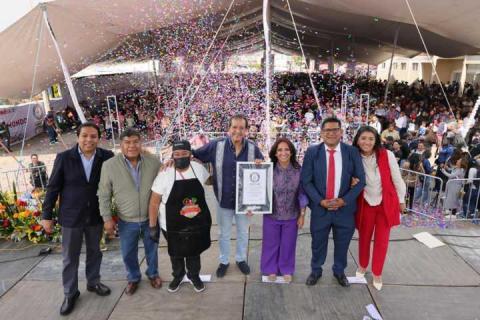 Logra Tlaxcala su cuarto récord guinness con la línea de quesadillas más grande del mundo imagen 9