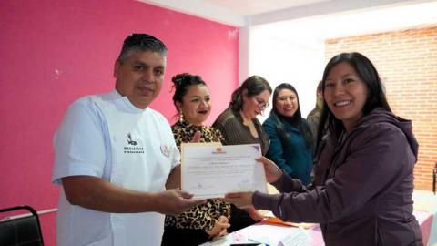 Con éxito, culminan más de 50 mujeres cursos de repostería y textiles en Tlaltelulco imagen 3