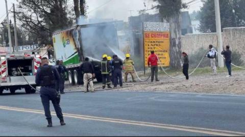 Policía de Tetla actúa con rapidez y evita riesgo mayor en incendio de sobre la Apizaco–Tlaxco imagen 4