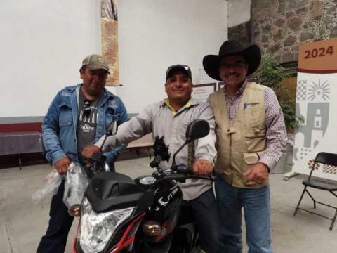 Yauhquemehcan entrega por tercera vez uniformes a trabajadores