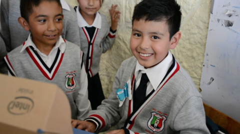 Yael primer niño beneficiado con computadora gratuita en Texoloc