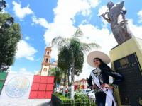 reina de fiestas patrias, Joselín Ramírez Morales, posando en junto al monumento de "Victoria Dorantes", en Tlaxco Pueblo Mágico.  