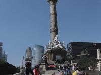 El ángel cela Independencia observa a los paseantes en bicicleta 